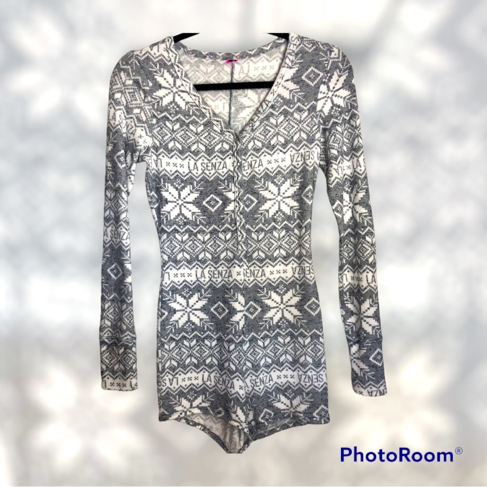 La Senza Sz M Soft Grey and White Long Sleeve Romper
